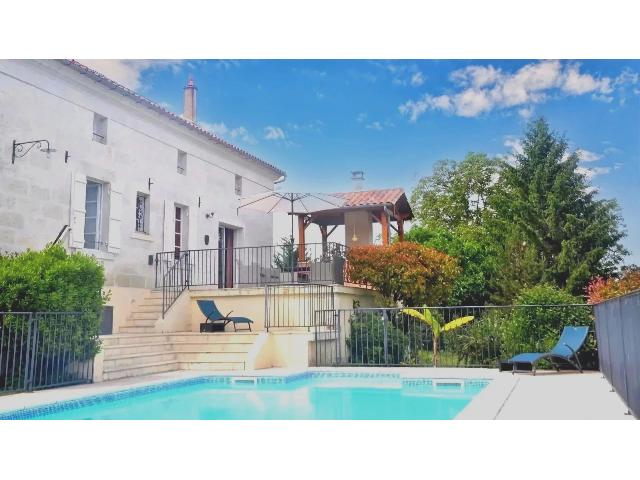 Paardenobject-manege te koop in&nbsp;AUBETERRE-SUR-DRONNE 16390 Charente Poitou-Charentes Frankrijk: 190 m² stenen perceel op 3,6 ha voor paardenliefhebbers. Dit stenen perceel, oorspronkelijk een oude boerderij, is prachtig gerestaureerd door de eigenaren.<br />
<br />
Het huis beschikt over een mooie open w...