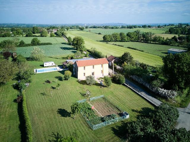 Huis te koop in PAMPELONNE 81190 Tarn Midi-Pyrénées France: Energiezuinig stenen huis met potentieel voor inkomsten, zwembad en uitgestrekte tuinen. Gelegen net buiten een pittoresk dorp en op minder dan 10 km van een bruisende stad met uitgebreide voorziening...