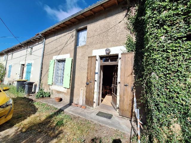 House&nbsp;for sale&nbsp;CHARROUX 86250 Vienne Poitou-Charentes France: Stone house to renovate with attached garden. Located a short drive from the historic village of Charroux with its shops and cafés, is this super little project to do up. A terraced stone house compr...