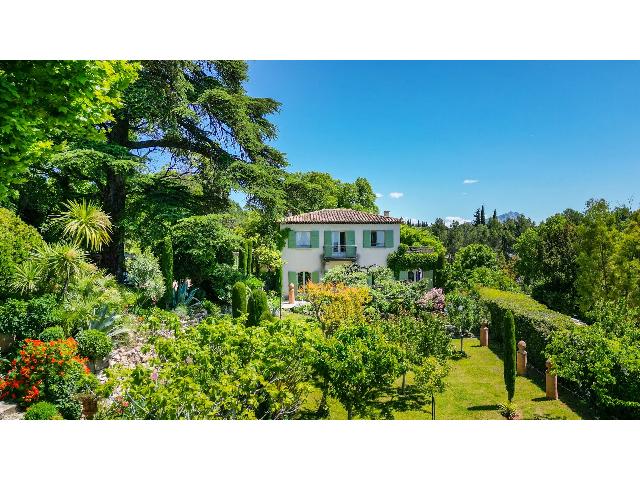 Huis te koop in AIX-EN-PROVENCE 13080 Bouches-du-Rhône Provence Alpes Côte d'Azur Frankrijk: Uitzonderlijk landgoed met uitzicht op Aix-en-Provence – Provençaalse charme en tijdloze elegantie. Op slechts een steenworp afstand van het historische hart van Aix-en-Provence biedt dit opmerkeli...