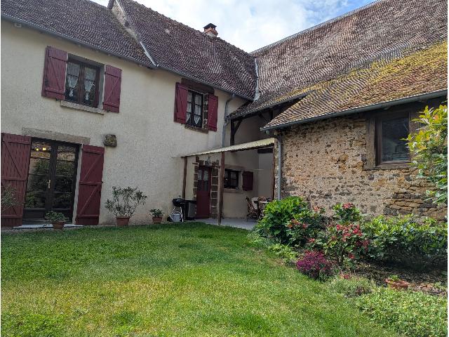Huis te koop in CHAILLAC 36310 Indre Centre France: Woonhuis met een terrein van 237 m2. Indeling: 7 vertrekken, 4 slaapkamers, 1 badkamer en een woonoppervlakte van 133 m2. Elektrische verwarming....