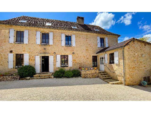 Haus&nbsp;zu verkaufen in&nbsp;EXCIDEUIL 24160 Dordogne Frankreich. Elegantes Landhaus mit 7 Schlafzimmern und Pool. Dieses wunderschöne Steinhaus mit beeindruckendem Innenhof und Blick auf die Hügellandschaft Richtung Süden hat viel zu bieten! Das Haus bietet flex...