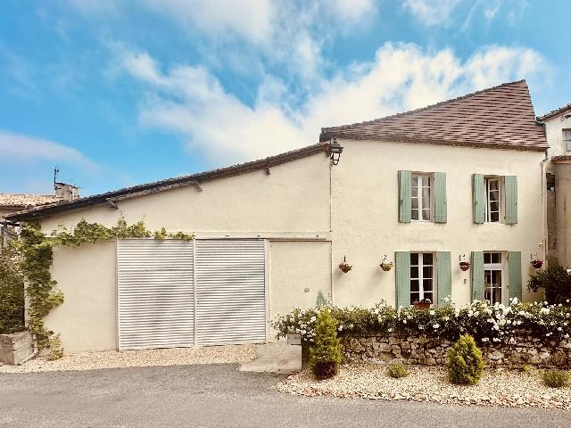 House for sale LAUZUN 47410 Lot-et-Garonne Aquitaine France: 3 bedroom house with garden, cellar and barn. This spacious, bright home enjoys an exceptional location in the heart of a dynamic, sought-after town. Just a stone's throw from shops, restaurants and a...