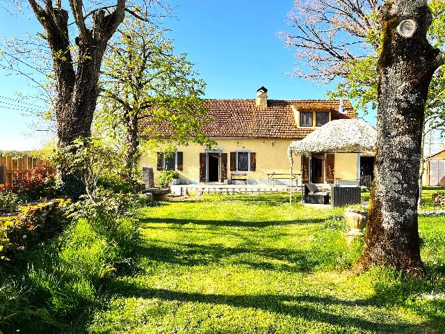 Huis te koop in&nbsp;ORNIAC 46330 Lot Midi-Pyrénées Frankrijk: Dorpswoning met een terrein van 45319 m2. Indeling: 6 vertrekken, 4 slaapkamers, 2 badkamers en een woonoppervlakte van 158 m2. Verwarming op hout....