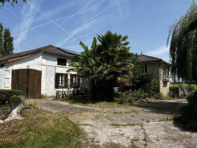 Haus&nbsp;zu verkaufen in&nbsp;JONZAC 17500 Charente-Maritime Frankreich. Großzügiges Haus mit Wohnung in einem kleinen Weiler. In einem kleinen Weiler mit wenigen Häusern und nur eine kurze Fahrt vom begehrten Jonzac entfernt, befindet sich dieses großzügige Einfamili...