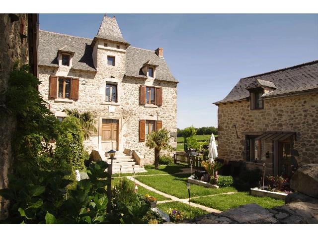 Huis te koop in MALEVILLE 12350 Aveyron Midi-Pyrénées France: Charmante, landelijke retraite met potentie voor inkomsten en panoramisch uitzicht. Op slechts 10 km van Villefranche-de-Rouergue, maar toch genesteld in een vredig, open landschap, combineert deze pr...