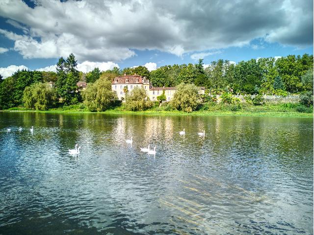 Gites-Chambres-d-hotes te koop in LALINDE 24150 Dordogne Aquitaine Frankrijk: Idyllisch landgoed aan de rivier met gastenverblijven en uitstekende zakelijke mogelijkheden. Een uitzonderlijke kans om een ​​prachtig landgoed aan de rivier te verwerven in Lalinde, op slechts 2...