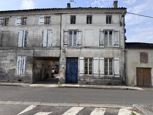 Maison &agrave; vendre &agrave;&nbsp;JARNAC 16200 Charente Poitou-Charentes France: Maison de ville en pierre à Jarnac à rénover. EN EXCLUSIVITÉ! Cette jolie maison en pierre est proche de toutes les commodités du centre de Jarnac - et à quelques pas de la Charente et de ses pr...
