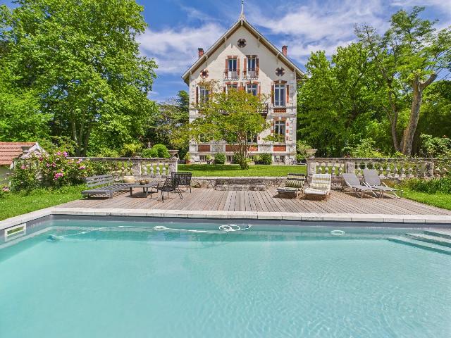 House for sale TOURNON-D’AGENAIS 47370 Lot-et-Garonne Aquitaine France: Elegant Period property from 1882 with swimming pool and equestrian facilities. Charming 5/6 bedroom property set in over 2.5 hectares of parkland and accessed via a long gravel driveway with electric...