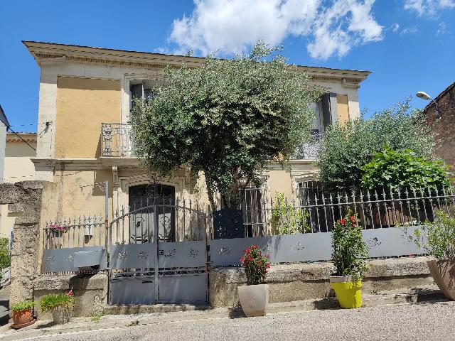 Gîtes/Chambres d'hôtes te koop in QUARANTE 34310 Hérault Languedoc Roussillon France: Prachtig historisch landhuis in een dorp met voorzieningen op slechts 30 minuten van de Middellandse Zee. Ontdek dit fantastische landhuis met 4 slaapkamers met eigen badkamer, 2 extra badkamers, een ...