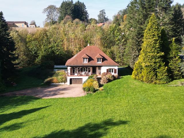 Maison à vendre à DOURNAZAC 87230 Haute-Vienne Limousin France: Belle maison avec grand terrain. Située dans un environnement rural mais à proximité d'un village avec commerces et commodités, cette belle propriété offre un espace de vie généreux et un vast...