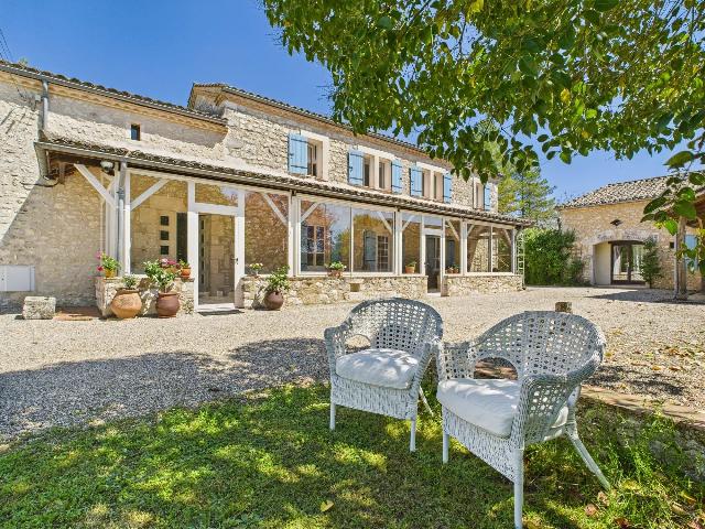Gîtes-Chambres-d-hôtes &agrave; vendre &agrave;&nbsp;VILLERÉAL 47210 Lot-et-Garonne Aquitaine France: Fabuleuse ferme avec deux maisons d'hôtes, chacune avec sa propre piscine. EN EXCLUSIVITÉ! Une opportunité exceptionnelle de posséder un complexe de gîtes charmant au cœur de la belle campagne d...