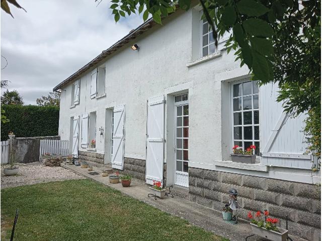 House for sale LE BUSSEAU 79240 Deux-Sèvres Poitou-Charentes France: Beaufiful character house with pool. Detached character house situated in a small rural hamlet between 2 villages. There are shops and services at both l’Absie and Coulonges sur l’Autize. Easy rea...