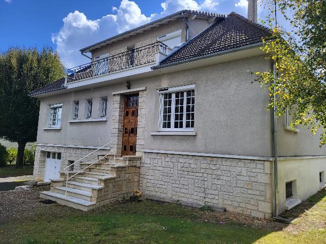 Haus zu verkaufen in SAINT-SAVIN 86310 Vienne Frankreich. Haus mit 5 Schlafzimmern in der Nähe aller Annehmlichkeiten. Ein bezauberndes, dreistöckiges Einfamilienhaus in hervorragendem Zustand, nur wenige Gehminuten vom Zentrum von Saint-Savin und seiner b...