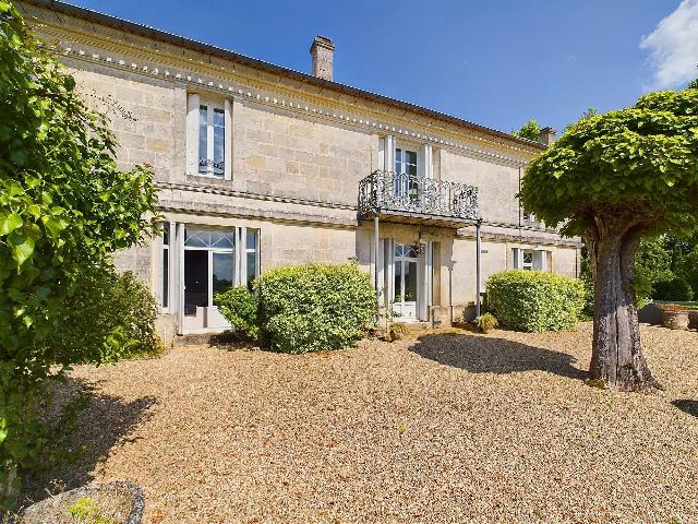 Huis te koop in SAINT-MICHEL-DE-FRONSAC 33126 Gironde Aquitaine France: Landhuis aan de rivier. Een prachtig landhuis, gelegen te midden van de pittoreske wijngaarden van Fronsac, met uitzicht op de serene rivier de Dordogne.<br />
<br />
Dit onlangs door een architect gerenoveerde...