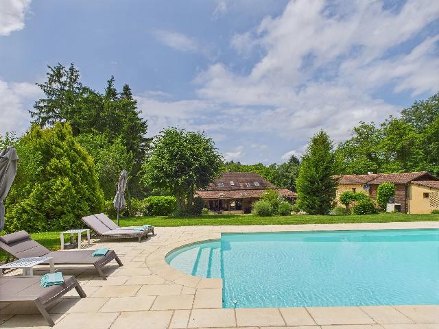 Gîtes-Chambres-d-hôtes à vendre à VILLEFRANCHE-DU-PÉRIGORD 24550 Dordogne Aquitaine France: Superbe propriété rénovée avec deux maisons d'hôtes, piscine et terrain. EN EXCLUSIVITÉ! Bienvenue dans cette superbe propriété située dans la pittoresque ville de Villefranche-du-Périgord. ...