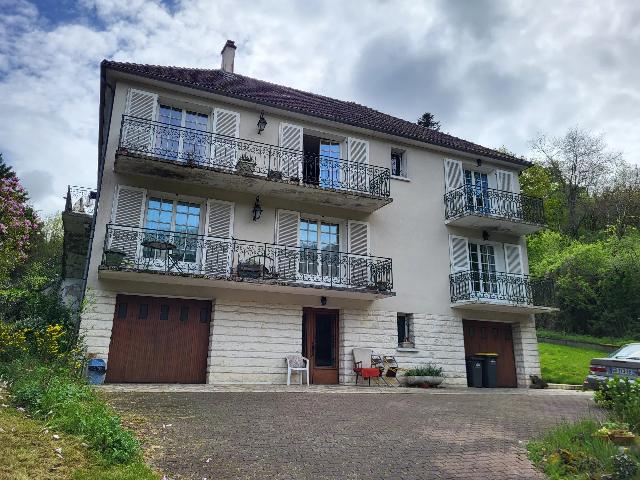 Maison à vendre à SAINT-PIERRE-DE-MAILLÉ 86260 Vienne Poitou-Charentes France: Immeuble de trois appartements : excellent potentiel de revenus. Cette propriété se trouve à quelques pas du centre de Saint-Pierre-de-Maillé, en passant devant une micro-brasserie.. <br />
<br />
Le bâtim...