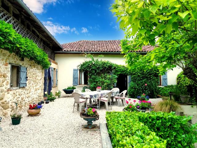 Gîtes/Chambres d'hôtes te koop in MONBARDON 32420 Gers Midi-Pyrénées France: Elegante woning met spa en weelderige tuin. EXCLUSIEF BIJ BEAUX VILLAGES! Gelegen in een rustige, groene omgeving, biedt deze ruime woning van 280 m² charme, royale ruimtes en verfijnde details. Gele...