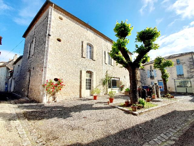 Huis te koop in ISSIGEAC 24560 Dordogne Aquitaine Frankrijk: Dorpswoning met een terrein van 103 m2. Indeling: 8 vertrekken, 3 slaapkamers, 1 badkamer en een woonoppervlakte van 200 m2. Verwarming op stookolie....