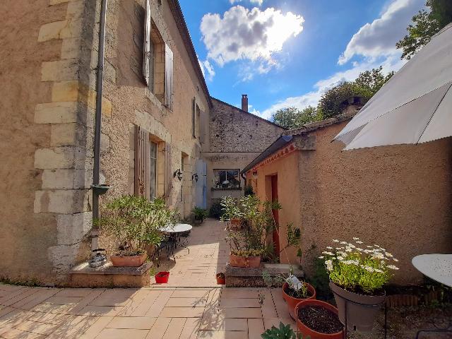 Haus&nbsp;zu verkaufen in&nbsp;ISSIGEAC 24560 Dordogne Frankreich. Dorfhaus mit einem Grundstück von 347 qm. Anordnung: 11 Räume, 4 Schlafzimmer, 4 Badezimmer und eine Wohnfläche von 155 qm. Heizung auf Heizöl....