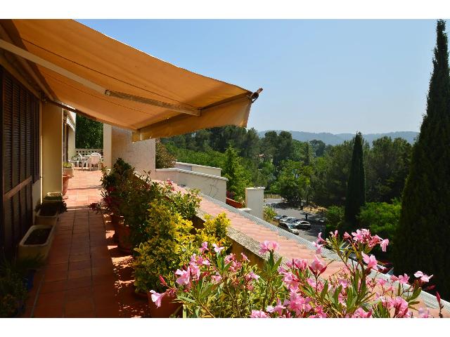 Appartement te koop in AIX-EN-PROVENCE 13080 Bouches-du-Rhône Provence Alpes Côte d'Azur France: Een uitzonderlijke woning in een groene omgeving.<br />
Ontdek dit prachtige appartement van 170 m² op de 4e en bovenste verdieping, direct bereikbaar met de lift, dat u zal verleiden met zijn unieke 