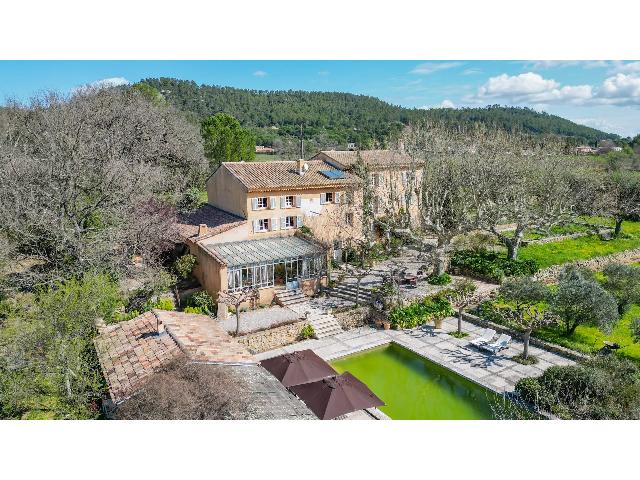 Huis te koop in LE VAL 83143 Var Provence Alpes Côte d'Azur France: Karakteristiek landhuis in de Var. Te midden van een weelderige natuur met wijngaarden en bossen, op een beschutte en rustige plek, vindt u dit prachtige landgoed van 500 m² vol geschiedenis.<br />
<br />
Dit ...