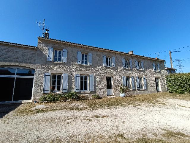 Ferienhaus/Pension&nbsp;zu verkaufen in&nbsp;LOULAY 17330 Charente-Maritime Frankreich. Wunderschönes Anwesen mit vier Häusern, weniger als eine Stunde vom Meer entfernt. EXKLUSIV BEI BEAUX VILLAGES! Am Ende einer Gasse, erreichbar über eine lange private Auffahrt, befindet sich diese...
