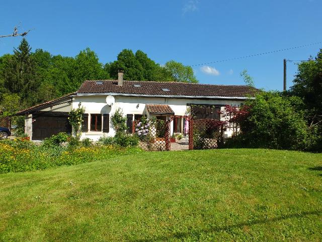 Huis te koop in SAINT-ADJUTORY 16310 Charente Poitou-Charentes Frankrijk: Dorpswoning met een terrein van 2625 m2 voorzien van een zwembad. Indeling: 7 vertrekken, 3 slaapkamers, 3 badkamers en een woonoppervlakte van 137 m2. Verwarming op stookolie....