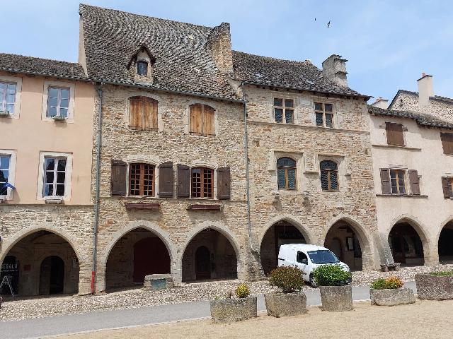 Huis te koop in SAUVETERRE-DE-ROUERGUE 12800 Aveyron Midi-Pyrénées France: Woonhuis met een terrein van 160 m2. Indeling: 6 vertrekken, 3 slaapkamers, 2 badkamers en een woonoppervlakte van 239 m2. Verwarming op stookolie....