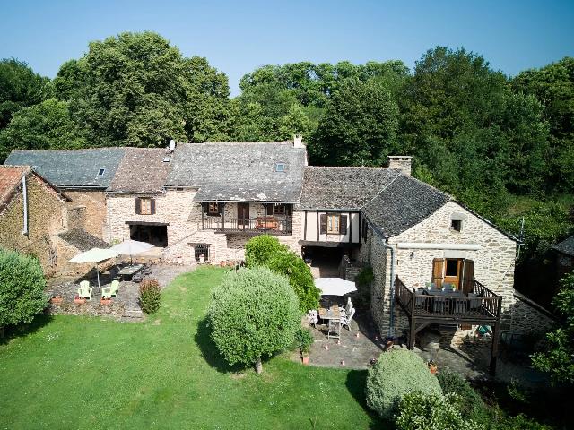 Huis te koop in MONTIRAT 81190 Tarn Midi-Pyrénées France: Woonhuis met een terrein van 3307 m2 voorzien van een zwembad. Indeling: 8 vertrekken, 6 slaapkamers, 7 badkamers en een woonoppervlakte van 240 m2....