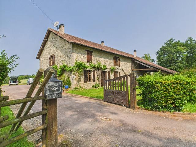 Campingplatz zu verkaufen in&nbsp;PENSOL 87440 Haute-Vienne Limousin Frankreich: Atemberaubendes Anwesen mit Panoramablick, absoluter Ruhe und endlosem Potenzial. Eingebettet in 29 Hektar atemberaubender Landschaft bietet dieses außergewöhnliche Anwesen absolute Ruhe mit atember...