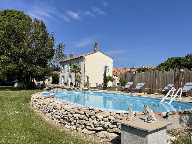Huis te koop in LA CROIX-COMTESSE 17330 Charente-Maritime Poitou-Charentes France: Woonhuis met een terrein van 2358 m2 voorzien van een zwembad. Indeling: 10 vertrekken, 5 slaapkamers, 3 badkamers en een woonoppervlakte van 198 m2. Verwarming op stookolie....
