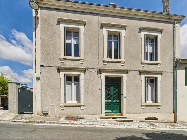 Huis te koop in&nbsp;RIBÉRAC 24600 Dordogne Aquitaine Frankrijk: Woonhuis met een terrein van 558 m2. Indeling: 7 vertrekken, 4 slaapkamers, 4 badkamers en een woonoppervlakte van 181 m2. Elektrische verwarming....