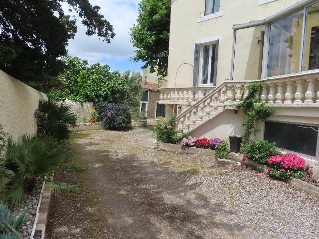 Haus&nbsp;zu verkaufen in&nbsp;CARCASSONNE 11000 Aude Frankreich. Haus mit einem Grundstück von 1082 qm. Anordnung: 10 Räume, 3 Schlafzimmer, 3 Badezimmer und eine Wohnfläche von 1 qm. Heizung auf Elektrizität....