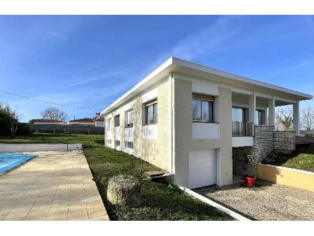 Maison &agrave; vendre &agrave;&nbsp;SAINTE-LIVRADE-SUR-LOT 47110 Lot-et-Garonne Aquitaine France: Maison d'architecte avec piscine. Découvrez l'étage supérieur de cette belle villa. L'ascenseur ou les escaliers vous conduiront à trois chambres spacieuses, dont l'une dispose d'un spacieux dress...