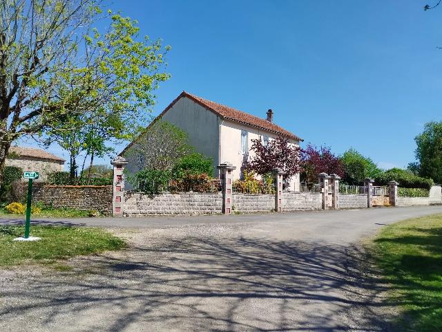 Maison &agrave; vendre &agrave;&nbsp;PAIZAY-NAUDOUIN-EMBOURIE 16240 Charente Poitou-Charentes France: Charmante maison au calme à rénover. Située à Paizay-Naudouin-Embourie, village entre Chef-Boutonne et Villefagnan, à proximité du magnifique château de Saveilles, cette jolie maison de 163 m²...