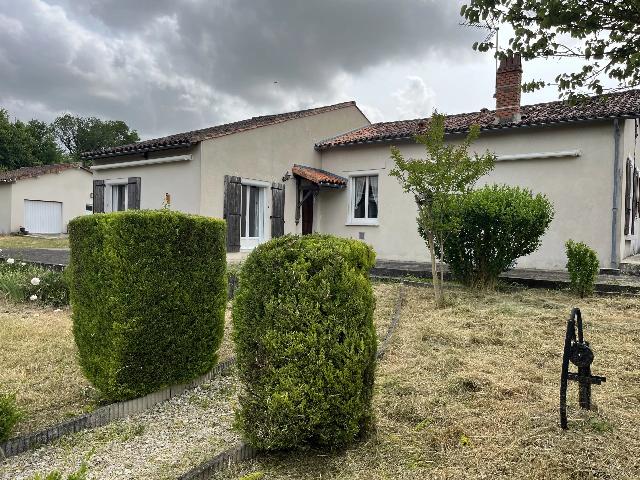 Maison &agrave; vendre &agrave;&nbsp;MANSLE-LES-FONTAINES 16230 Charente Poitou-Charentes France: Une opportunité rare de posséder une maison moderne de trois chambres. Vous pouvez profiter d'un espace de vie ouvert dans cette maison bien entretenue et il y a la possibilité d'aménager le greni...
