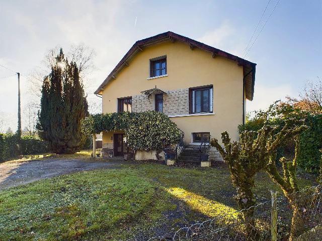 House&nbsp;for sale&nbsp;SAINT-MATHIEU 87440 Haute-Vienne Limousin France: Spacious village house in walking distance of lively village. EXCLUSIVE TO BEAUX VILLAGES ! This hidden gem is a 5 minute walk into a thriving town centre with supermarket, weekly markets and all amen...
