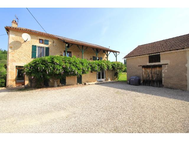 Maison à vendre à PUY-L’ÉVÊQUE 46700 Lot Midi-Pyrénées France: Charmant ensemble en pierre avec piscine en bordure du Lot. Situé à deux pas du village dynamique de Puy l'évêque, venez découvrir cette belle propriété entourée de plus de 5 hectares de terra...