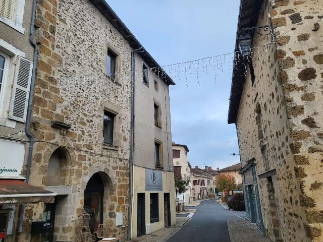 Haus&nbsp;zu verkaufen in&nbsp;ROCHECHOUART 87600 Haute-Vienne Frankreich. Haus mit einem Grundstück von 233 qm. Anordnung: 10 Räume, 4 Schlafzimmer, 4 Badezimmer und eine Wohnfläche von 220 qm....