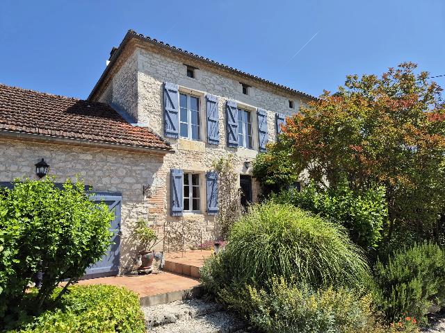 Huis te koop in LAUZERTE 82110 Tarn-et-Garonne Midi-Pyrénées France: Prachtig stenen huis met natuurlijk zwembad, verbouwde duiventil en schuur. EXCLUSIEF BIJ BEAUX VILLAGES! Zeer aantrekkelijk landgoed bestaande uit een stenen huis, een tot gastenverblijf omgebouwde d...
