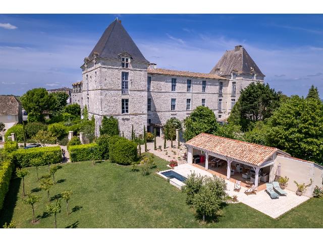 Maison à vendre à SAUSSIGNAC 24240 Dordogne Aquitaine France: Résidence de luxe au sein d’un château historique. La Tour Sud est une résidence unique et historique, offrant un style de vie raffiné au cœur des célèbres vignobles primés du sud-ouest de l...