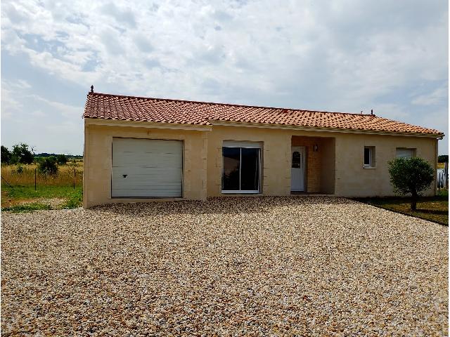 Huis te koop in JONZAC 17500 Charente-Maritime Poitou-Charentes France: Woonhuis met een terrein van 781 m2. Indeling: 4 vertrekken, 3 slaapkamers, 1 badkamer en een woonoppervlakte van 110 m2....