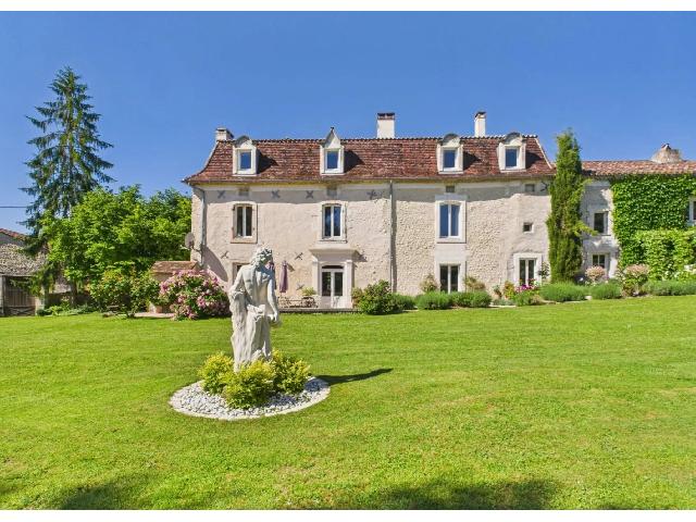 House for sale ALLEMANS 24600 Dordogne Aquitaine France: Historic Grand Manor House near Allemans. EXCLUSIVE TO BEAUX VILLAGES! Discover the charm of this beautiful manor house dating back to 1730, nestled in a small hamlet. A former pilgrims rest, this pro...