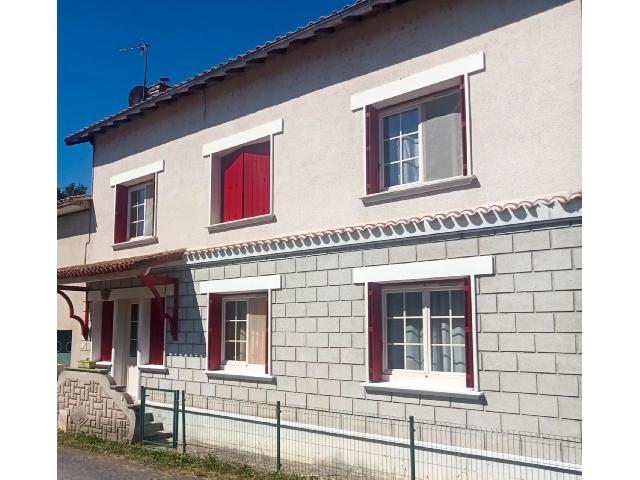 Maison à vendre à CHABANAIS 16150 Charente Poitou-Charentes France: Charmante maison rénovée dans un village. Maison de Village Rénovée avec Jardin et Grand Garage Double Attenant sur 2 Niveaux – Exideuil-sur-Vienne Située au cœur d’un village dynamique en b...