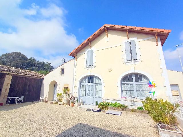 Huis te koop in SAINT-FORT-SUR-GIRONDE 17240 Charente-Maritime Poitou-Charentes France: Dorpswoning met een terrein van 667 m2. Indeling: 5 vertrekken, 3 slaapkamers, 1 badkamer en een woonoppervlakte van 76 m2....