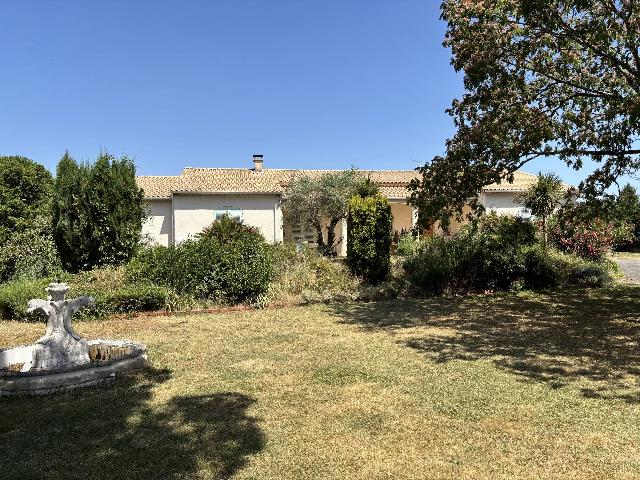 Huis te koop in SAINT-BEAUZEIL 82150 Tarn-et-Garonne Midi-Pyrénées France: Woonhuis met een terrein van 3502 m2 voorzien van een zwembad. Indeling: 5 vertrekken, 3 slaapkamers, 2 badkamers en een woonoppervlakte van 215 m2. Verwarming op hout....