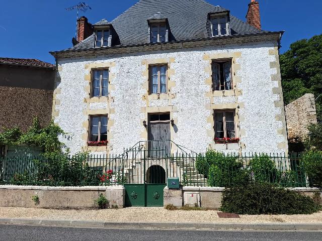 Maison à vendre à CIVRAY 86400 Vienne Poitou-Charentes France: Maison de maître rénovée avec goût. Maison de village magnifiquement rénovée offrant de nombreux éléments classiques, notamment de hauts plafonds, de grandes fenêtres à double vitrage, du pa...