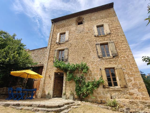 Huis te koop in COUIZA 11190 Aude Languedoc Roussillon France: Uitzonderlijk 13e-eeuws huis - een stukje levende geschiedenis! Stap acht eeuwen geschiedenis binnen met dit buitengewone historische pand, ooit de kapel van een middeleeuws kasteel in Zuid-Frankrijk....