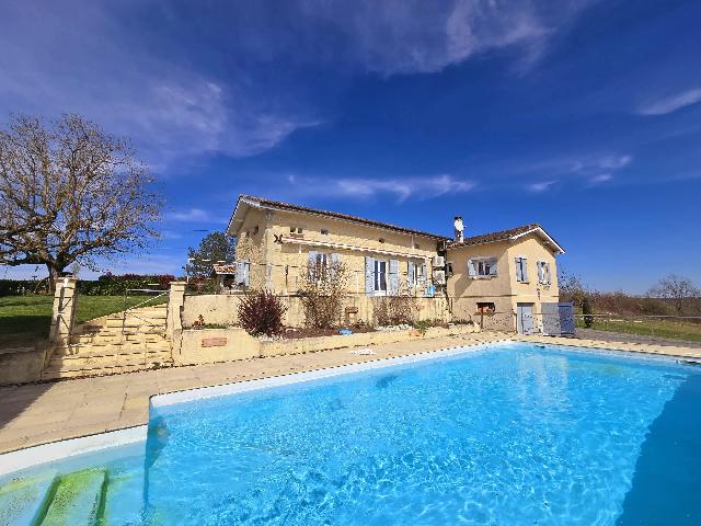 Huis te koop in&nbsp;LAUZUN 47410 Lot-et-Garonne Aquitaine Frankrijk: Charmante woning op het platteland met zwembad. Gelegen in het vredige platteland, biedt deze ruime gezinswoning met 4 slaapkamers een woonoppervlakte van 177,18 m² op een royaal perceel. Met vrij ui...